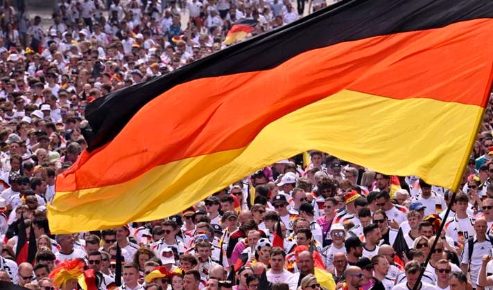Fan march before the game, German fans, flags, flags, atmosphere, fan festival EURO 2024 European Championship quarter-final Spain ESP vs Germany EURO 2024 European Championship quarter-final Spain ESP vs Germany