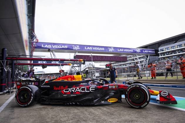 01 VERSTAPPEN Max (nld), Red Bull Racing RB20, action, pitlane, during the Formula 1 Qatar Airways British Grand Prix 2024, 12th round of the 2024 Formula One World Championship, WM, Weltmeisterschaft from July 5 to 7, 2024 on the Silverstone Circuit, in Silverstone, United Kingdom - F1 - BRITISH GRAND PRIX 2024 DPPI Panoramic 240705_R12_GRAN_BRETAGNA_DP_EA027707