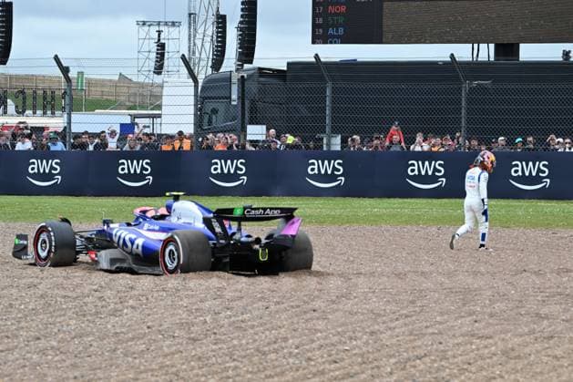 Sport Bilder des Tages 5th July 2024; Silverstone Circuit, Northamptonshire, England; Formula 1 2024 Qatar Airways British F1 Grand Prix; Free Practice Day; Yuki Tsunoda (22) of RB in the RB VCARB 01 car spins off the track into the gravel during the first practice session  ActionPlus12664149 SimonxWest