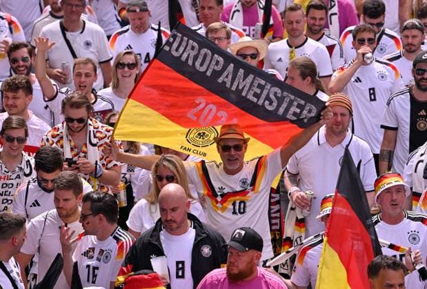 Fan march before the game, German fans, flags, flags, atmosphere, fan festival European Champion 2024 EURO 2024 European Championship quarter-final Spain ESP vs Germany EURO 2024 European Championship quarter-final Spain ESP vs Germany Stuttgart Copyright: xWeber xEibner-Pressefotox EP_mwi