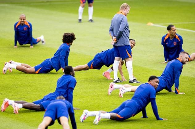 WOLFSBURG - Donyell Malen, Joshua Zirkzee, Nathan Ake, national coach Ronald Koeman, Steven Bergwijn, Stefan de Vrij and Virgil van Dijk during a training session of the Dutch national team, Nationalteam at the AOK Stadium on July 5, 2024 in Wolfsburg, Germany. The Dutch national team is preparing for the Quarter-finals of the European Football Championship in Germany against Turkey. ANP KOEN VAN WEEL netherlands out - belgium out Wolfsburg xVIxxIVx 502798714 originalFilename: 0706336169st.jpg