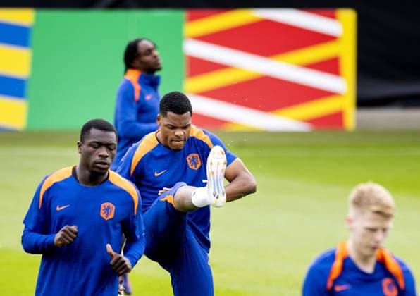 WOLFSBURG - Brian Brobbey and Denzel Dumfries during a training session of the Dutch national team, Nationalteam at the AOK Stadium on July 5, 2024 in Wolfsburg, Germany. The Dutch national team is preparing for the Quarter-finals of the European Football Championship in Germany against Turkey. ANP KOEN VAN WEEL netherlands out - belgium out Wolfsburg xVIxxIVx 502798890 originalFilename: 0706337055st.jpg