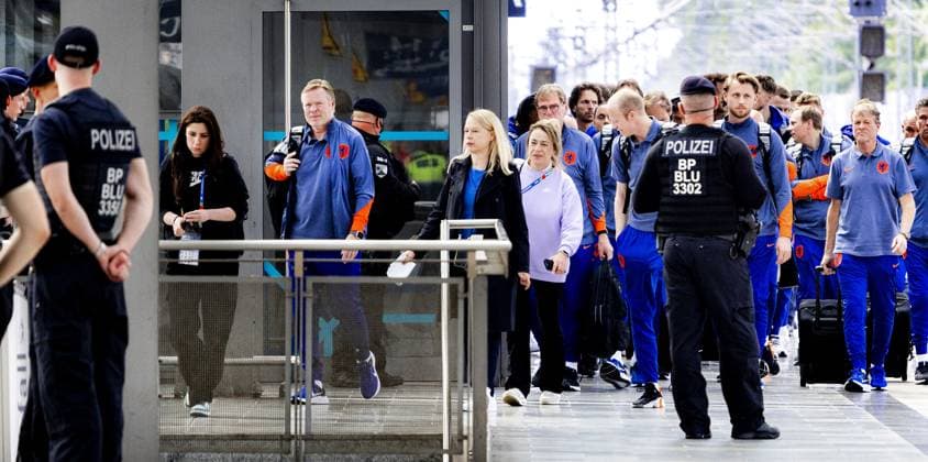 BERLIN - The Dutch national team, Nationalteam arrives at Berlin-Spandau train station for the quarter-final match at the European Championship, EM, Europameisterschaft against Turkey. ANP RAMON VAN FLYMEN netherlands out - belgium out Berlijn xVIxxIVx 502809677 originalFilename: 0706408744st.jpg