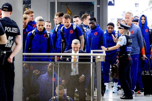 BERLIN - The Dutch national team, Nationalteam arrives at Berlin-Spandau train station for the quarter-final match at the European Championship, EM, Europameisterschaft against Turkey. ANP RAMON VAN FLYMEN netherlands out - belgium out Berlijn xVIxxIVx 502810091 originalFilename: 0706413419st.jpg