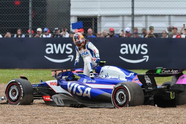 F1 Grand Prix of Great Britain - Practice Yuki Tsunoda is climbing out of his stranded car in FP1 after an off at Luffiend during the Formula 1 Qatar Airways British Grand Prix at the Silverstone Circuit in Towcester, England, on July 5, 2024. Towcester United Kingdom  Copyright: xMIxNewsx originalFilename:fletcher-formula1240705_npLmS.jpg