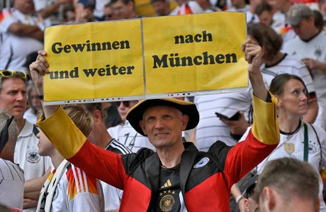 05 07 2024, Football UEFA EURO 2024, quarter-finals, Spain Germany, in the Stuttgart Arena The fan demands v l Win and on to Munich