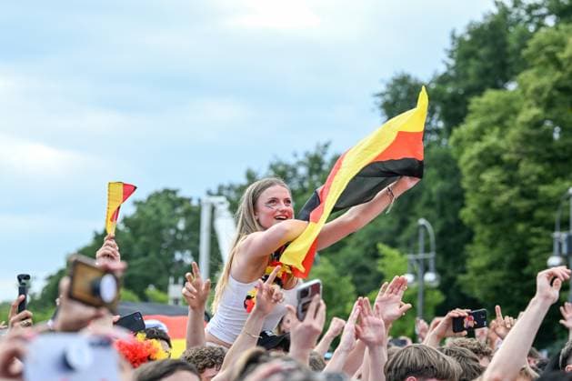 Berlin, Germany July 5, 2024 European Football Championship 2024 In the picture Female fan waving the German flag at Peter Schilling Major Tom Copyright: xFotostandx xReuhlx