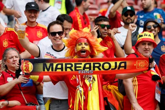 Spain v Germany: Quarter-Final - UEFA EURO, EM, Europameisterschaft,Fussball 2024 Spanish fans before the UEFA EURO 2024 quarter-final match between Spain and Germany at Stuttgart Arena on July 5, 2024 in Stuttgart, Germany. Stuttgart Stuttgart Arena Germany Germany Copyright: xRichardxSellers Sportsphoto APLx 14044123