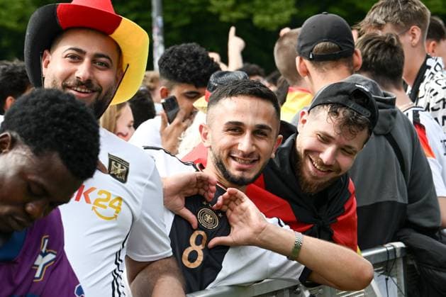 Berlin, Germany 5 July 2024 European Football Championship 2024 In the picture Fan make heart sign for Germany Copyright: xFotostandx xReuhlx