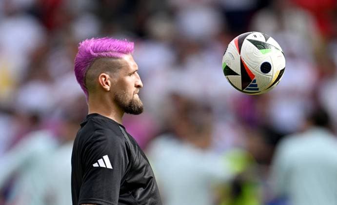 Soccer Euro 2024 quarterfinals 05 07 2024 Spain Germany Robert Andrich Germany with pink hair warming up