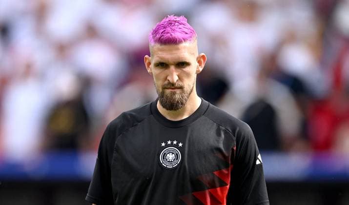 Soccer Euro 2024 quarterfinals 05 07 2024 Spain Germany Robert Andrich Germany with pink hair warming up