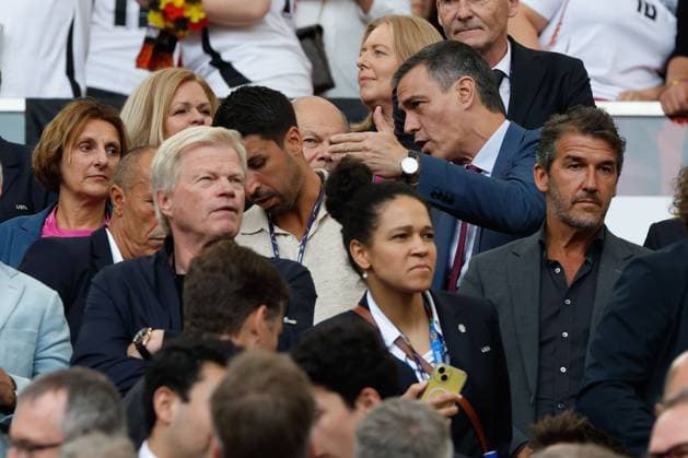 The chancellor of Germany, Olaf Scholz (C), and Spain s Prime Minister, Pedro Sanchez (R), attend the UEFA EURO, EM, Europameisterschaft,Fussball 2024 s quarter-finals game between Spain and Germany at MHPArena stadium in Stuttgart, Germany, 05 July 2024. Spain vs. Germany !ACHTUNG: NUR REDAKTIONELLE NUTZUNG!  Copyright: xJ.J.xGuillenx GRAF2208 20240705-55014070560_1