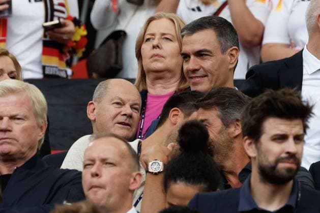 The chancellor of Germany, Olaf Scholz (C-L), and Spain s Prime Minister, Pedro Sanchez (C-R), attend the UEFA EURO, EM, Europameisterschaft,Fussball 2024 s quarter-finals game between Spain and Germany at MHPArena stadium in Stuttgart, Germany, 05 July 2024. Spain vs. Germany !ACHTUNG: NUR REDAKTIONELLE NUTZUNG!  Copyright: xJ.J.xGuillenx GRAF2211 20240705-55014070586_1