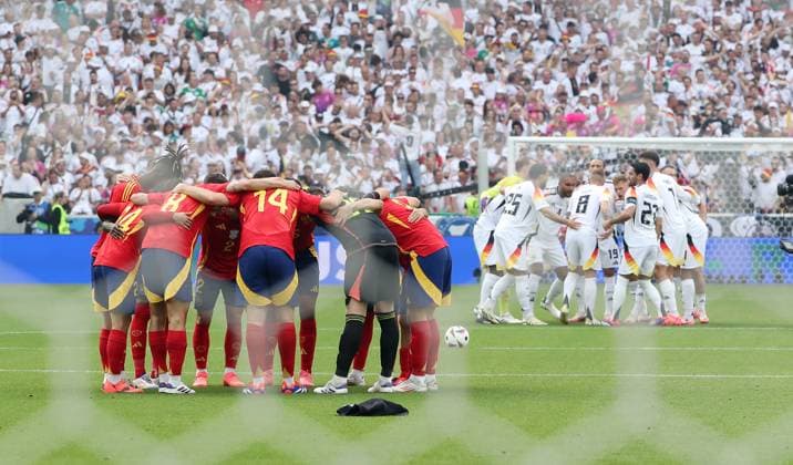 both teams in the team circle before the start of the match Ritual Sport Football European Championship Euro 2024 European Championship quarter-finals mens season 2023 2024 05 07 2024 Spain ESP vs Germany GER in Stuttgart DFL regulations prohibit any use of photographs as image sequences and or quasi video