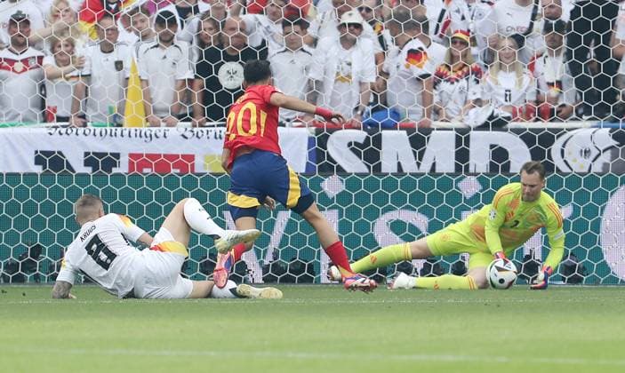 Toni Kroos, Pedri, goalkeeper Manuel Neuer duel Match scene Action Sport Football Soccer European Championship Euro 2024 European Championship Quarterfinals Men Season 2023 2024 05 07 2024 Spain ESP vs Germany GER in Stuttgart DFL regulations prohibit any use of photographs as image sequences and or quasi video