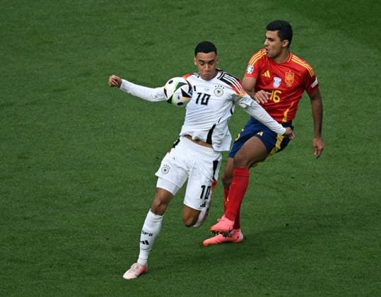 05 07 2024, xjhx, Football EM 2024 1 4 Final, Germany Spain emspor, v l Jamal Musiala Deutsche Fussball Nationalmannschaft DFB , Rodrigo Hernandez Cascante Spain DFL DFB REGULATIONS PROHIBIT ANY USE OF PHOTOGRAPHS as IMAGE SEQUENCES and or QUASI VIDEO Stuttgart