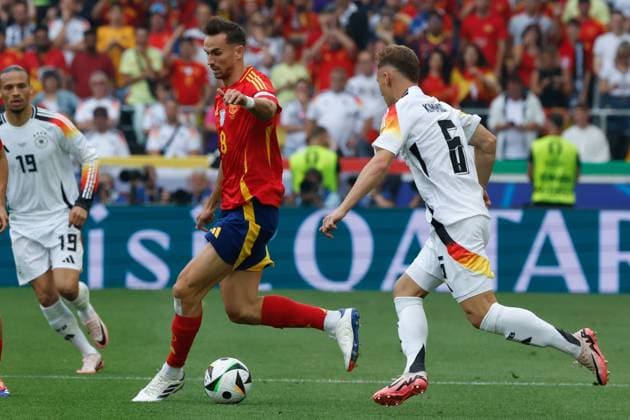 Spain s Fabian Ruiz (C) in action against Germany s Joshua Kimmich (R) during the UEFA EURO, EM, Europameisterschaft,Fussball 2024 s quarter-finals game between Spain and Germany at MHPArena stadium in Stuttgart, Germany, 05 July 2024. Spain vs. Germany !ACHTUNG: NUR REDAKTIONELLE NUTZUNG!  Copyright: xJ.JxGuillenx GRAF2218 20240705-55014070676_1