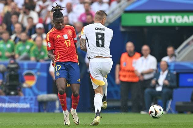 240705 EURO2024 SPAIN VS GERMANY Nico Williams (17) of Spain fighting for the ball with Toni Kroos (8) of Germany during a soccer game between the national teams of Spain and Germany in the Quarter Final stage of the UEFA EURO, EM, Europameisterschaft,Fussball 2024 tournament , on Friday 5 July 2024 in Stuttgart , Germany . PHOTO SPORTPIX David Catry STUTTGART GERMANY  Copyright: xx 471996