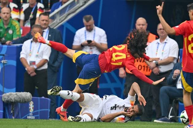 240705 EURO2024 SPAIN VS GERMANY Emre Can (25) of Germany fighting for the ball with Marc Cucurella (24) of Spain during a soccer game between the national teams of Spain and Germany in the Quarter Final stage of the UEFA EURO, EM, Europameisterschaft,Fussball 2024 tournament , on Friday 5 July 2024 in Stuttgart , Germany . PHOTO SPORTPIX David Catry STUTTGART GERMANY  Copyright: xx 471998
