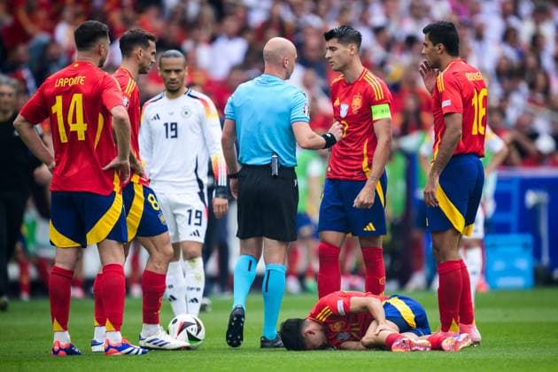 240705 Pedri of Spain in pain during the UEFA Euro 2024 Football Championship quarterfinal between Spain and Germany on July 5, 2024 in Stuttgart Photo Mathias Bergeld BILDBYRAN code MB MB0942 fotboll football soccer fotballs em europamästerskap em uefa euro uefa european football championship euro 2024 kvartsfinal quarterfinal quarterfinals spanien spain deutschland germany bbeng bbauto skada  Copyright: MATHIASxBERGELD BB240705MB027