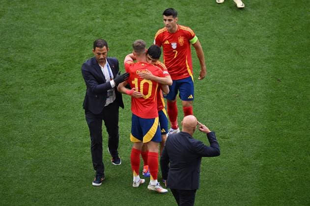 05 07 2024, xjhx, Football EM 2024 1 4 Final, Germany Spain emspor, v l Daniel Olmo Carvajal Spain , Pedro Gonzalez Lopez Pedri Spain injured, injury, substitution substitution DFL DFB REGULATIONS PROHIBIT ANY USE OF PHOTOGRAPHS as IMAGE SEQUENCES and or QUASI VIDEO Stuttgart