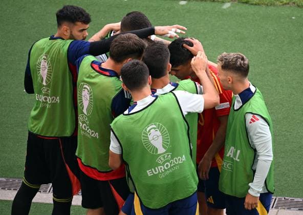 05 07 2024, xjhx, Football EM 2024 1 4 Final, Germany Spain emspor, v l Pedro Gonzalez Lopez Pedri Spain injured, injury, substitution substitution DFL DFB REGULATIONS PROHIBIT ANY USE OF PHOTOGRAPHS as IMAGE SEQUENCES and or QUASI VIDEO Stuttgart