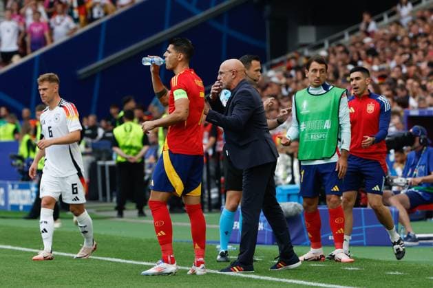 Spain s head coach Luis de la Fuente (C) reacts during the UEFA EURO, EM, Europameisterschaft,Fussball 2024 s quarter-finals game between Spain and Germany at MHPArena stadium in Stuttgart, Germany, 05 July 2024. Spain vs. Germany !ACHTUNG: NUR REDAKTIONELLE NUTZUNG!  Copyright: xJ.JxGuillenx GRAF2231 20240705-55014070736_1