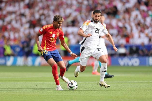05 07 2024, European Football Championship, UEFA EURO 2024, Spain Germany, quarter-final, Stuttgart Arena, v l , Lamine Yamal Nasraoui Ebana Spain , Emre Can Germany Copyright: HMBxMedia