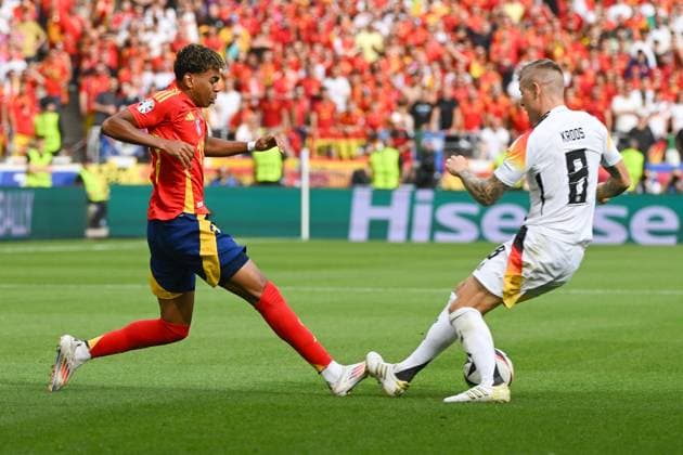 Soccer, men, season 2023 24, Euro EM 2024, quarter-final in Stuttgart, Spain Germany, f l lamine Yamal Spain and Toni Kroos Germany in a duel , 05 07 2024, Copyright: xMatthiasxKochx