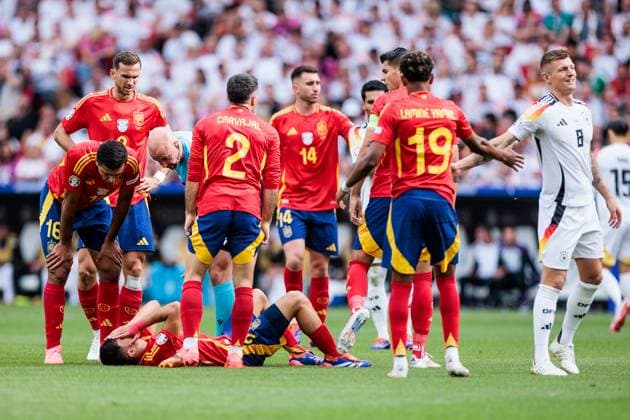 UEFA EURO 2024 Spain Germany 05 07 2024 On the ground Pedri Spain, 20 Daniel Carvajal Spain, 2 , Rodri Spain, 16 , Lamine Yamal Spain, 19 , Toni Kroos Germany, 8 Referee Anthony Taylor ENG checks the condition UEFA EURO 2024 Spain Germany Stuttgart Arena, Stuttgart on 05 07 2024 Copyright: xBEAUTIFULxSPORTS Wunderlx