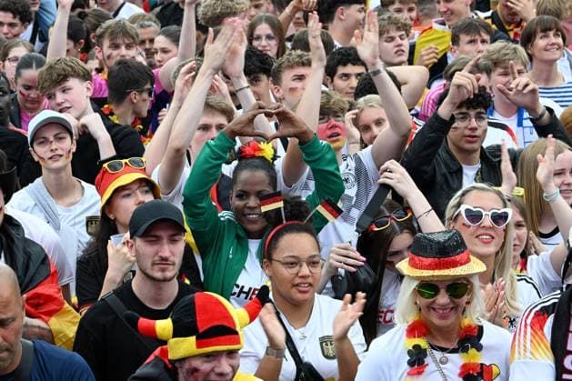 Berlin, Germany July 5, 2024 European Football Championship 2024 Quarterfinal Spain vs. Germany In the picture Cheering fans in the fan zone Brandenburger Tor, a female fan waves a heart sign Copyright: xFotostandx xReuhlx