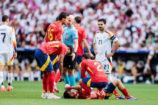 UEFA EURO 2024 Spain Germany 05 07 2024 Pedri Spain, 20 , Daniel Carvajal Spain, 2 , Lamine Yamal Spain, 19 , Rodri Spain, 16 talking to referee Anthony Taylor ENG , Ilkay Gündogan Germany, 21 UEFA EURO 2024 Spain Germany Stuttgart Arena, Stuttgart on 05 07 2024 Copyright: xBEAUTIFULxSPORTS Wunderlx