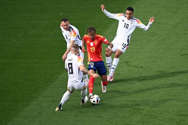 05 07 2024, xjhx, European Football Championship 2024 1 4 Final, Germany Spain emspor, v l Toni Kroos German National Football Team DFB , David Raum German National Football Team DFB , Lamine Yamal Nasraoui Ebana Spain , Jamal Musiala German National Football Team DFB DFL DFB REGULATIONS PROHIBIT ANY USE OF PHOTOGRAPHS as IMAGE SEQUENCES and or QUASI VIDEO Stuttgart