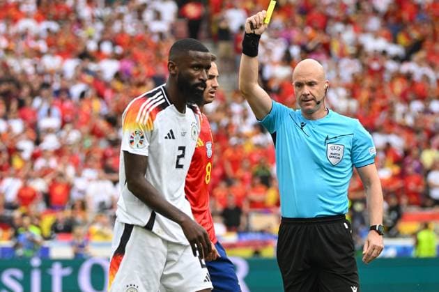 Soccer, Men, Season 2023 24, Euro EM 2024, Quarter-final in Stuttgart, Spain Germany, Referee Anthony Taylor shows Antonio Rüdiger Ruediger Germany the yellow card , 05 07 2024, Copyright: xMatthiasxKochx