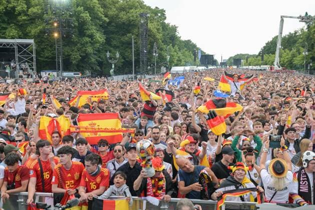 Berlin, Germany 5 July 2024 European Football Championship 2024 quarter-final Spain vs. Germany In the picture cheering fans in the Brandenburger Tor fan zone, on the left the Spanish fans with flags, on the right the German fans Copyright: xFotostandx xReuhlx