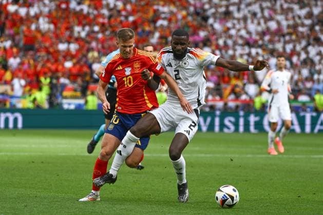 05 07 2024, xpsx, Football EM 2024 1 4 Final, Germany Spain emspor, v l Dani Olmo Spain, 10 , Antonio Ruediger Rüdiger, Germany, 2 duel, duel, fight, tackle DFL DFB REGULATIONS PROHIBIT ANY USE OF PHOTOGRAPHS as IMAGE SEQUENCES and or QUASI VIDEO Stuttgart