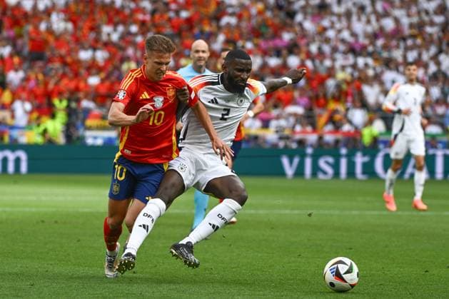 05 07 2024, xpsx, Football EM 2024 1 4 Final, Germany Spain emspor, v l Dani Olmo Spain, 10 , Antonio Ruediger Rüdiger, Germany, 2 duel, duel, fight, tackle DFL DFB REGULATIONS PROHIBIT ANY USE OF PHOTOGRAPHS as IMAGE SEQUENCES and or QUASI VIDEO Stuttgart