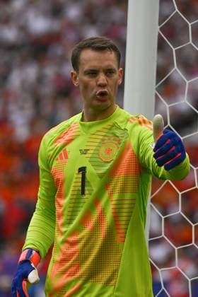 05 07 2024, xpsx, Football EM 2024 1 4 Final, Germany Spain emspor, v l Manuel Neuer Germany, 1 gives instructions, gestures with arms, gesticulates, gives instructions DFL DFB REGULATIONS PROHIBIT ANY USE OF PHOTOGRAPHS as IMAGE SEQUENCES and or QUASI VIDEO Stuttgart