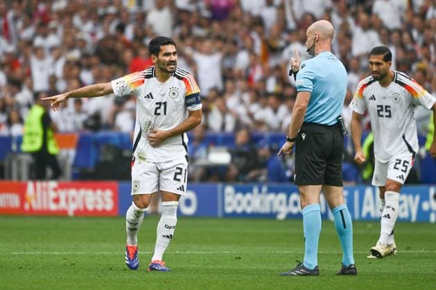 05 07 2024, xpsx, Football EM 2024 1 4 Final, Germany Spain emspor, v l Ilkay Guendogan Gündogan, Germany, 21 discusses with referee, referee, referee Anthony Taylor DFL DFB REGULATIONS PROHIBIT ANY USE OF PHOTOGRAPHS as IMAGE SEQUENCES and or QUASI VIDEO Stuttgart