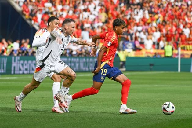 05 07 2024, xpsx, Football EM 2024 1 4 Final, Germany Spain emspor, v l Lamine Yamal Spain, 19 , David Raum Germany, 3 duel, duel, fight, tackle DFL DFB REGULATIONS PROHIBIT ANY USE OF PHOTOGRAPHS as IMAGE SEQUENCES and or QUASI VIDEO Stuttgart