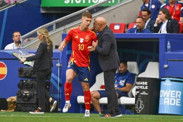 05 07 2024, xpsx, Football EM 2024 1 4 Final, Germany Spain emspor, v l Dani Olmo Spain, 10 will be substituted for Pedri Spain, 20 DFL DFB REGULATIONS PROHIBIT ANY USE OF PHOTOGRAPHS as IMAGE SEQUENCES and or QUASI VIDEO Stuttgart