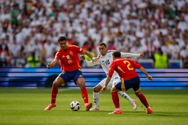 Spain s Rodri (L) and Dani Carvajal (R) in action against Germany s Jamal Musiala (C) during the UEFA EURO, EM, Europameisterschaft,Fussball 2024 s quarter-finals game between Spain and Germany at MHPArena stadium in Stuttgart, Germany, 05 July 2024. Spain vs. Germany !ACHTUNG: NUR REDAKTIONELLE NUTZUNG!  Copyright: xAlbertoxEstevezx GRAF2235 20240705-55014070812_1