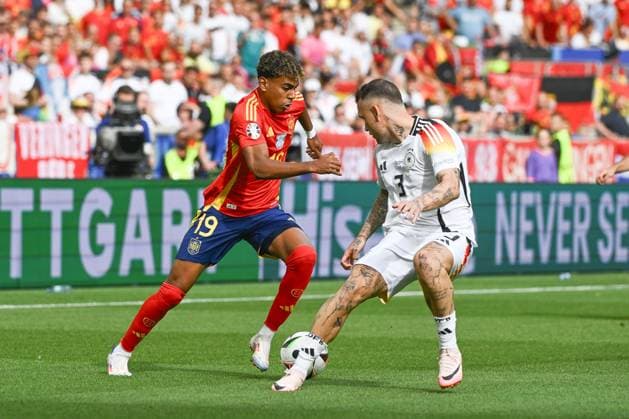 05 07 2024, xpsx, Football EM 2024 1 4 Final, Germany Spain emspor, v l Lamine Yamal Spain, 19 , David Raum Germany, 3 duel, duel, fight, tackle DFL DFB REGULATIONS PROHIBIT ANY USE OF PHOTOGRAPHS as IMAGE SEQUENCES and or QUASI VIDEO Stuttgart