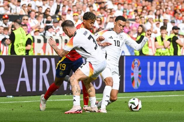 Soccer, Men, Season 2023 24, Euro EM 2024, Quarterfinals in Stuttgart, Spain Germany, David Raum Germany , Lamine Yamal Spain and Jamal Musiala Germany in a duel , 05 07 2024, Copyright: xMatthiasxKochx