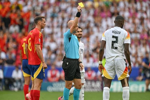 240705 EURO2024 SPAIN VS GERMANY Antonio Rudiger (2) of Germany receives a yellow card from referee Anthony Taylor during a soccer game between the national teams of Spain and Germany in the Quarter Final stage of the UEFA EURO, EM, Europameisterschaft,Fussball 2024 tournament , on Friday 5 July 2024 in Stuttgart , Germany . PHOTO SPORTPIX David Catry STUTTGART GERMANY  Copyright: xx 472008