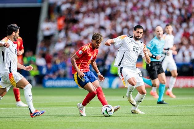 UEFA EURO 2024 Spain Germany 05 07 2024 Duel Lamine Yamal Spain, 19 and Emre Can Germany, 25 UEFA EURO 2024 Spain Germany Stuttgart Arena, Stuttgart on 05 07 2024 Copyright: xBEAUTIFULxSPORTS Wunderlx