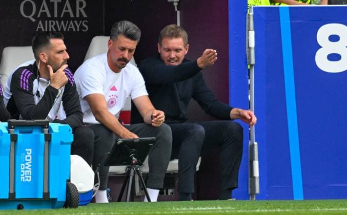 05 07 2024, xsltx, Football EM 2024 1 4 Final, Germany Spain emspor, v l Co Coach Sandro Wagner Germany , Head Coach Julian Nagelsmann Germany gives instructions, gesticulates with arms, gesticulate, gives instructions DFL DFB REGULATIONS PROHIBIT ANY USE OF PHOTOGRAPHS as IMAGE SEQUENCES and or QUASI VIDEO Stuttgart