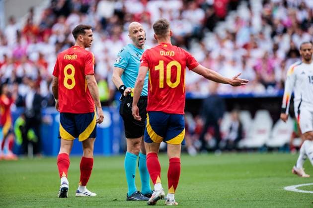 UEFA EURO 2024 Spain Germany 05 07 2024 Referee Anthony Taylor ENG Dani Olmo Spain, 10 , Fabian Ruiz Spain, 8 UEFA EURO 2024 Spain Germany Stuttgart Arena, Stuttgart on 05 07 2024 Copyright: xBEAUTIFULxSPORTS Wunderlx