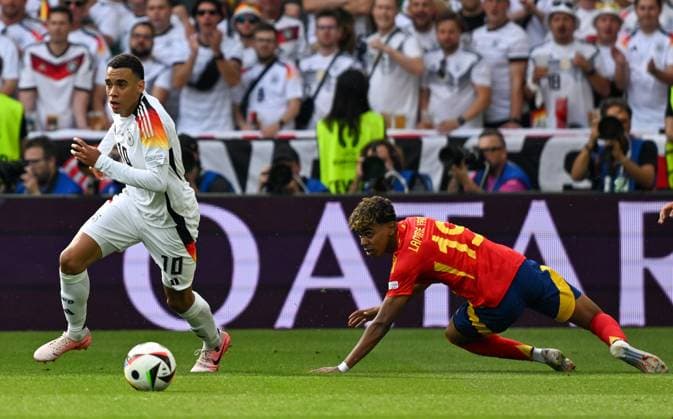 05 07 2024, xsltx, Football EM 2024 1 4 Final, Germany Spain emspor, v l Jamal Musiala Germany , Lamine Yamal Spain duel, action, action, battle for the ball DFL DFB REGULATIONS PROHIBIT ANY USE OF PHOTOGRAPHS as IMAGE SEQUENCES and or QUASI VIDEO Stuttgart