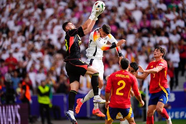 Spain v Germany: Quarter-Final - UEFA EURO, EM, Europameisterschaft,Fussball 2024 Unai Simon goalkeeper Athletic Club Bilbao and Kai Havertz attacking midfield of Germany and Arsenal FC compete for the ball during the UEFA EURO 2024 quarter-final match between Spain and Germany at Stuttgart Arena on July 5, 2024 in Stuttgart, Germany. Stuttgart Germany  Copyright: xJosexBretonx originalFilename:bretonhernandez-spainvge240705_npavQ.jpg